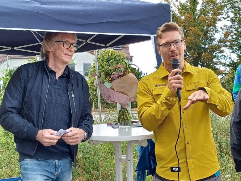 Felix Lapport von der Firma Shapetastic Crew, hier rechts neben Bürgermeister Stefan Veth erklärt die Entstehung der Pumptrack-Anlage.