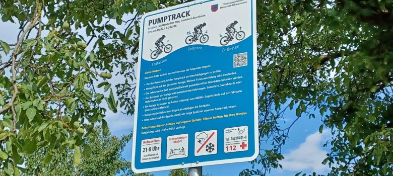 Ein Schild bittet um die Einhaltung der Bahn-Regeln.