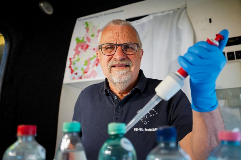 Harald Gülzow Analysiert eine Brunnenwasserprobe im Labormobil Harald Gülzow Analysiert eine Brunnenwasserprobe im Labormobil