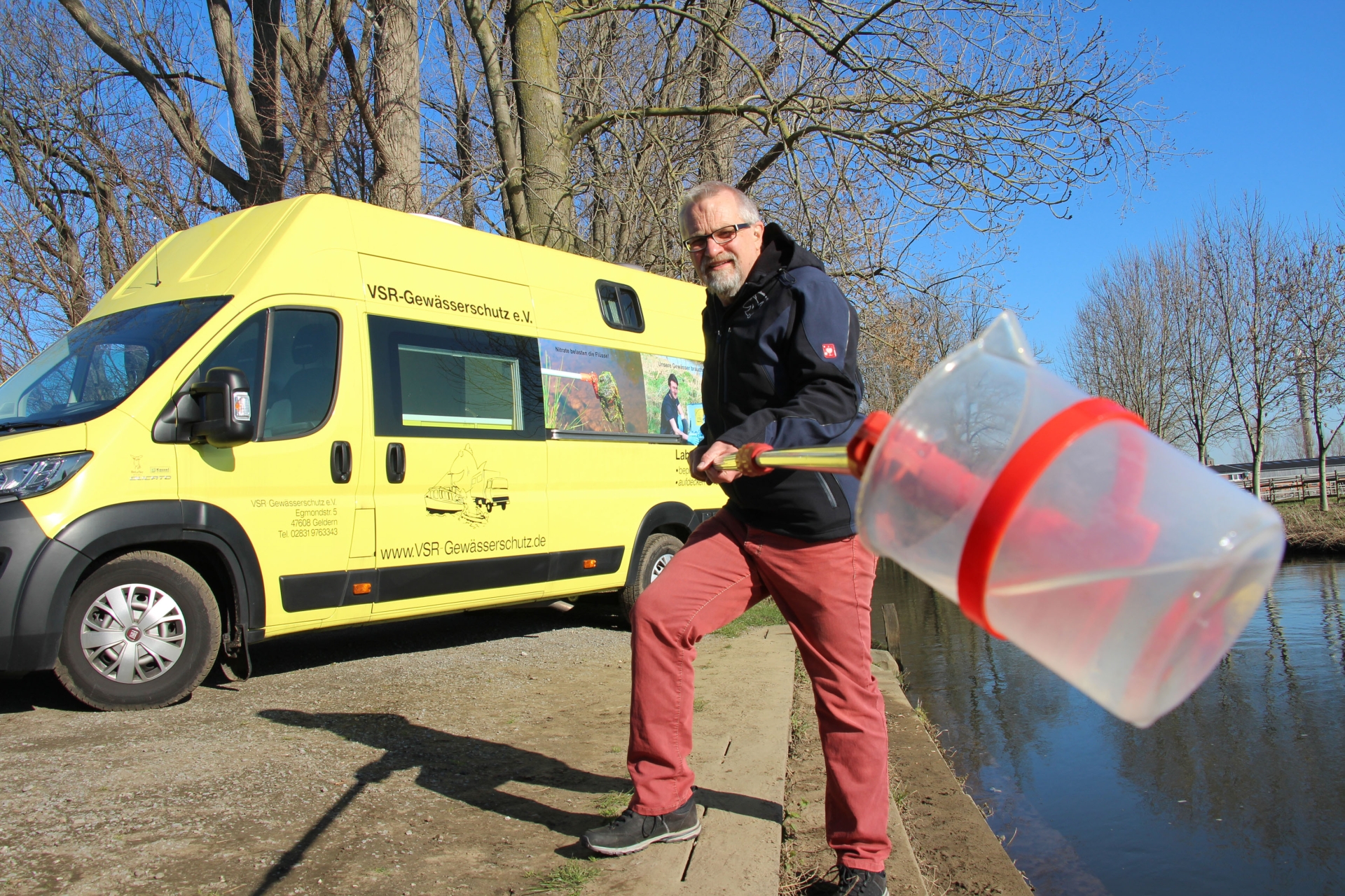 Harald Gülzow nimmt eine Wasserprobe