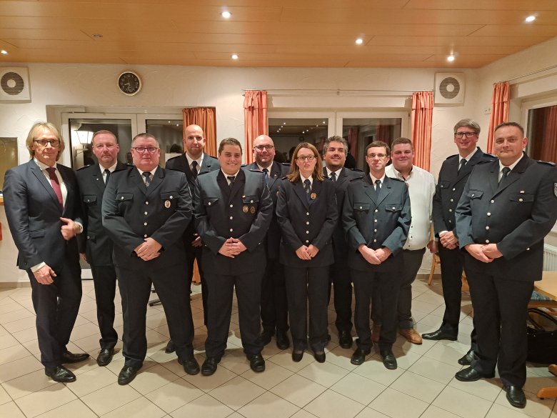 Auf dem Bild (hinten, von links nach rechts) Stefan Veth, Frank Ackermann, Stefan Kennerknecht, Marco Koob, Andreas Minke, Nils Vogelsang, Christopher Diehl, Mathias Peters, (von vorne links nach rechts) Hans-Jürgen Renner, Simon Schneider, Tanja Oberberger, Heiko Ohlinger.