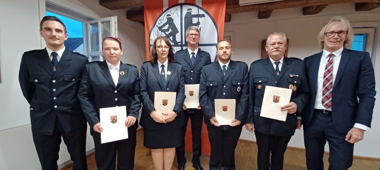 Gruppenbild Ehrungen: Vorne von links nach rechts: Marcel Handrich (Wehrführer Feuerwehr Hochdorf-Assenheim) neben den geehrten Julia Minke, Pia Steinmetz, Marcel Ankner und Micheal Liedtke neben Bürgermeister Stefan Veth. Hinten stehend Christopher Diehl (Wehrleiter der Feuerwehr VG Dannstadt-Schauernheim).