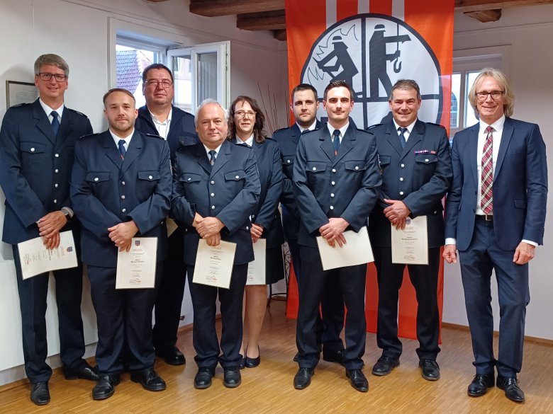 Gruppenbild Ernennungen, hinten, von links nach rechts: Christopher Diehl, Andreas Schädler, Pia Steinmetz, Dennis Keiper, Wolfgang Handrich, Stefan Veth. Vorne von links nach rechts: Manuel Ankner, Michael Otto, Marcel Handrich
