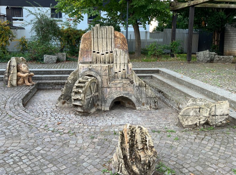 Blick auf den Sagenbrunnen vor der Brunnenreinigung