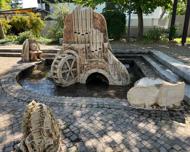 Blick auf den Sagenbrunnen nach der Brunnenreinigung
