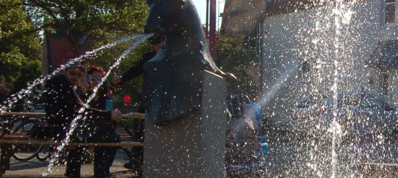 Ochs und Esel Brunnen vor dem Zentrum Alte Schule (kurz ZAS genannt) in Dannstadt