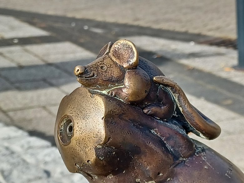 Blick auf eine kleine Maus, die Teil des Ochs und Esel Brunnens ist